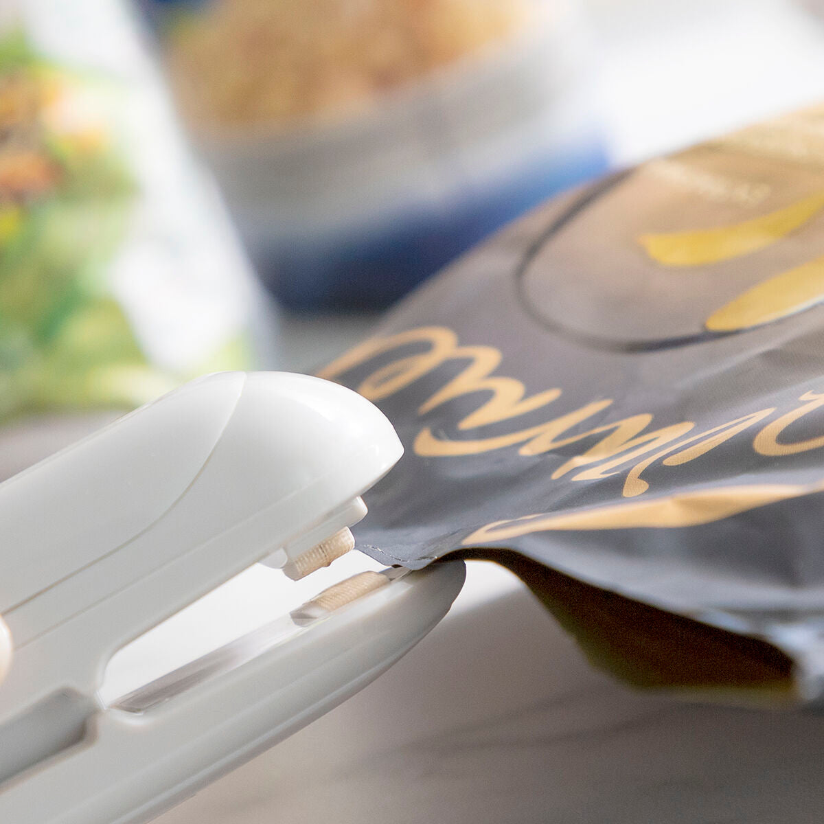 2-in-1 Mini Bag Sealer with Cutter & Magnet/Hook – Portable Heat Sealer for Plastic Bags – Kitchen Fresh-Keeping Gadget